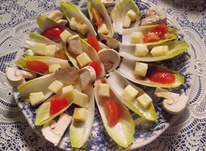 Una foto de Hojitas de endivias en ensalada