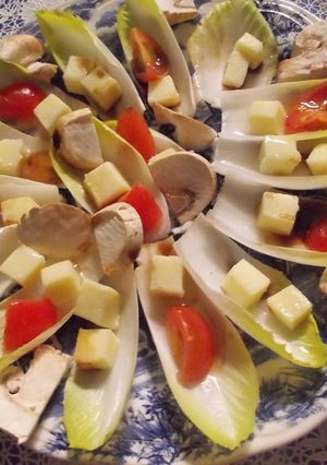 Una foto de Hojitas de endivias en ensalada
