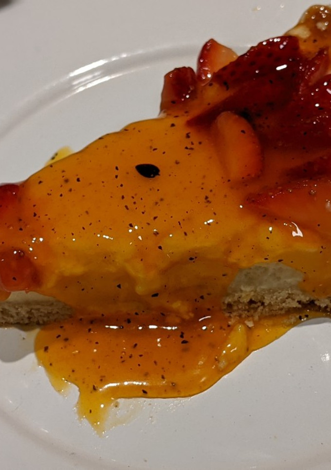 Una foto de Cheesecake de mascarpone, frutillas y maracuyá