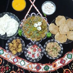A picture of Bhavnagari mirchi ka jalwa (Gujarati thali).