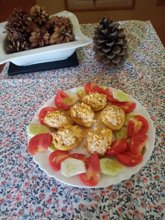 Una foto de Huevos rellenos de mejillones en escabeche con claras rebozadas