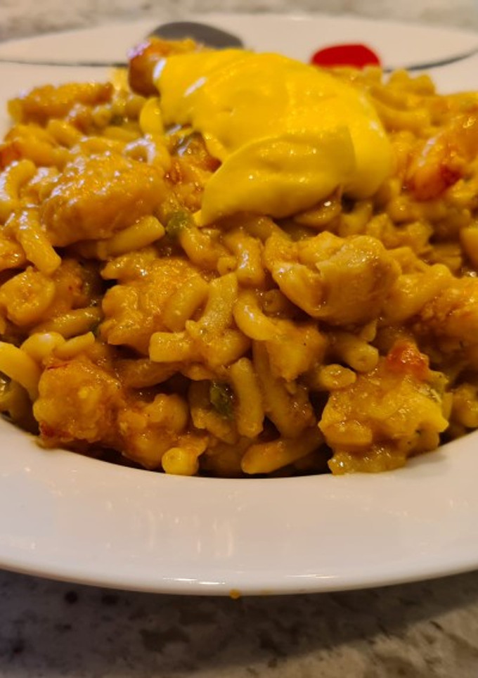 Una foto de Fideuá de merluza y gambas con alioli