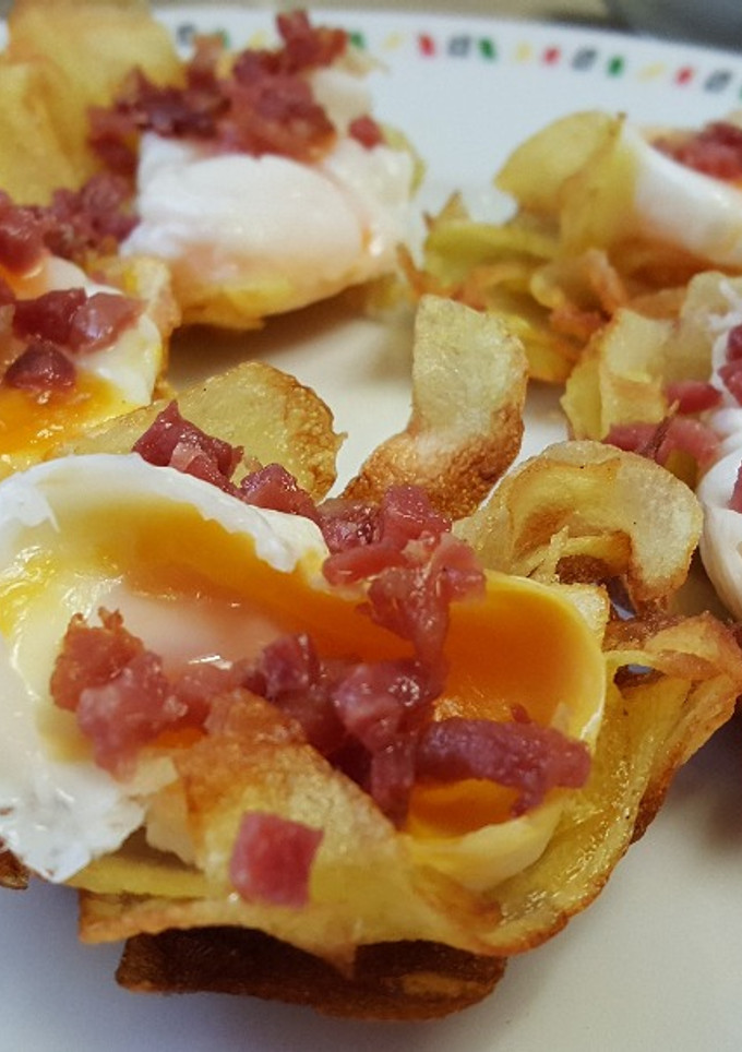 Una foto de Tapa de patatas fritas huevo y jamón