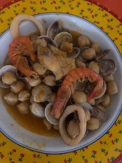 Una foto de Cazuela de garbanzos a la marinera