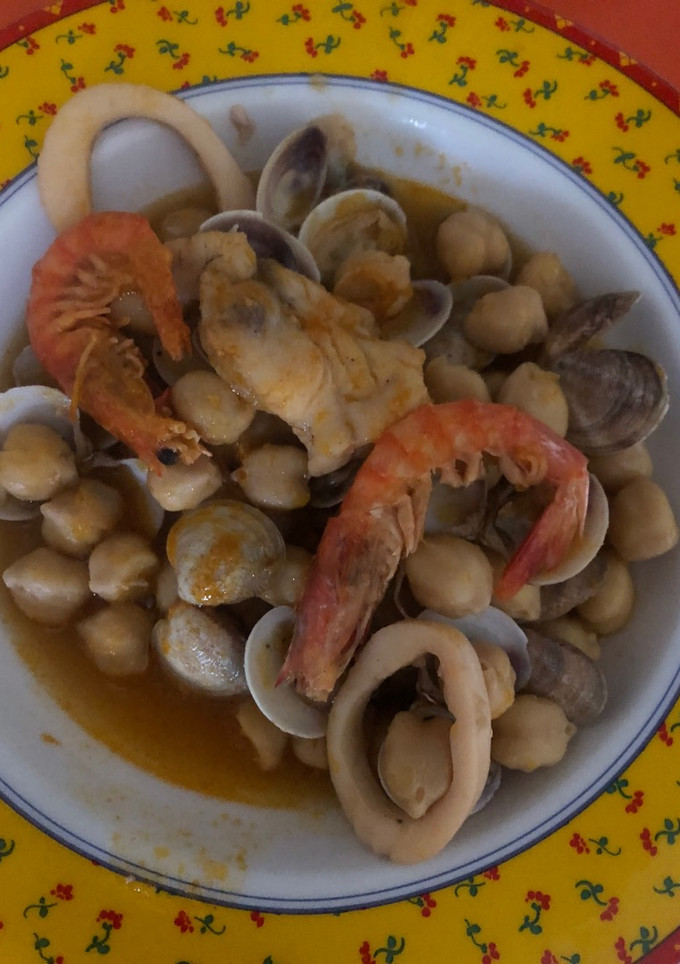 Una foto de Cazuela de garbanzos a la marinera