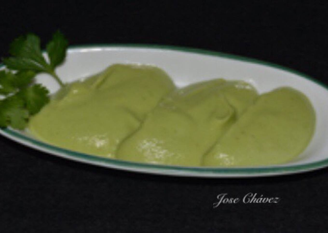 Crema de aguacates con infusión de cilantro