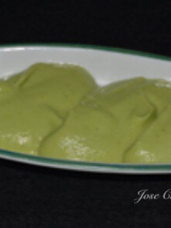Una foto de Crema de aguacates con infusión de cilantro