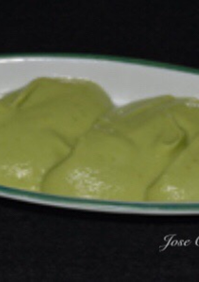 Una foto de Crema de aguacates con infusión de cilantro