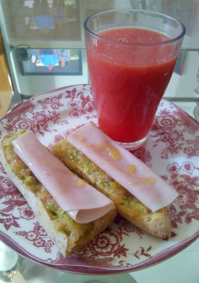Una foto de Zumo de sandía y tostada con tomate y jamón de pavo