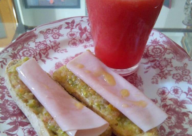 Zumo de sandía y tostada con tomate y jamón de pavo