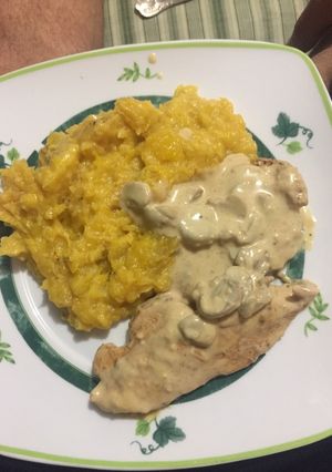 Una foto de Pechugas de pollo con crema de hongos