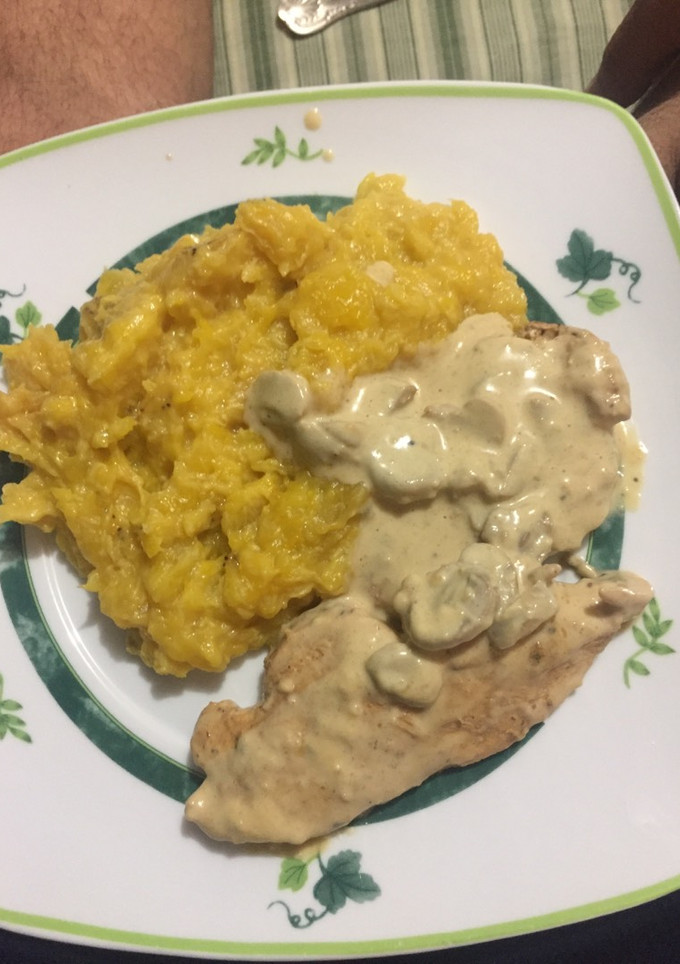 Una foto de Pechugas de pollo con crema de hongos