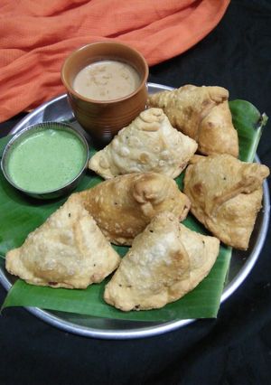 A picture of Aloo Gobhi Samosa.