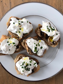 Une photo de Crostinis champignons et burrata