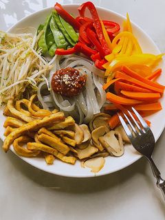 Hình của món Miến trộn Hàn Quốc chay.