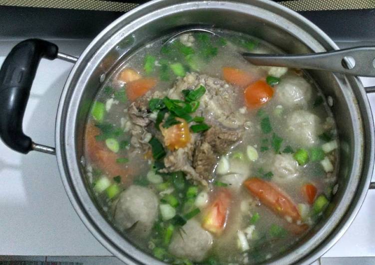 Sop iga bakso