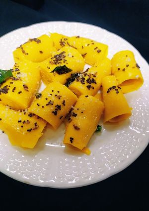 ખાંડવી(Khandvi recipe in Gujarati) રેસીપી મુખ્ય ફોટો
