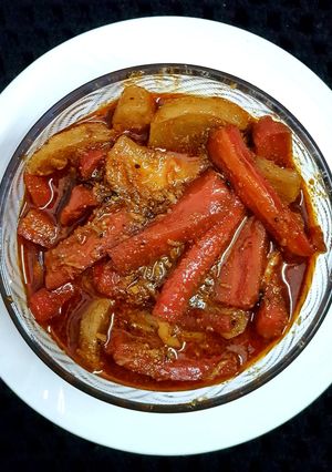गाजर, शलगम का खट्टा मीठा अचार (gajar shalgam ka khatta meetha achar recipe in Hindi) रेसिपी मुख्य फोटो