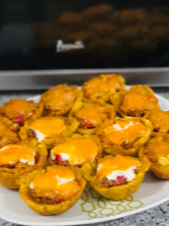 Una foto de Canastas de plátano verde rellenas con carne molida y queso