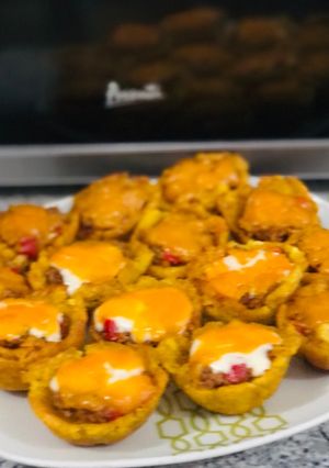 Una foto de Canastas de plátano verde rellenas con carne molida y queso