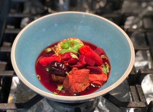 Hình của món Canh sườn non hầm bắp, củ dền, cà rốt, nhãn nhục và táo đỏ.