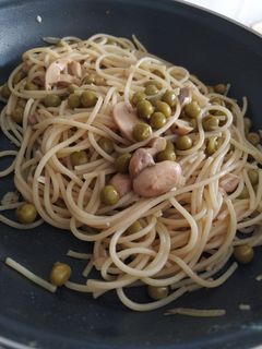 Una foto de 🍝 Pasta con guisantes y champiñones