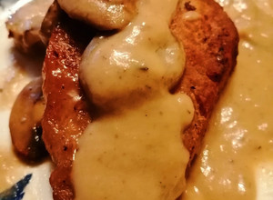 Una foto de Lomo en salsa de castañas y champiñones