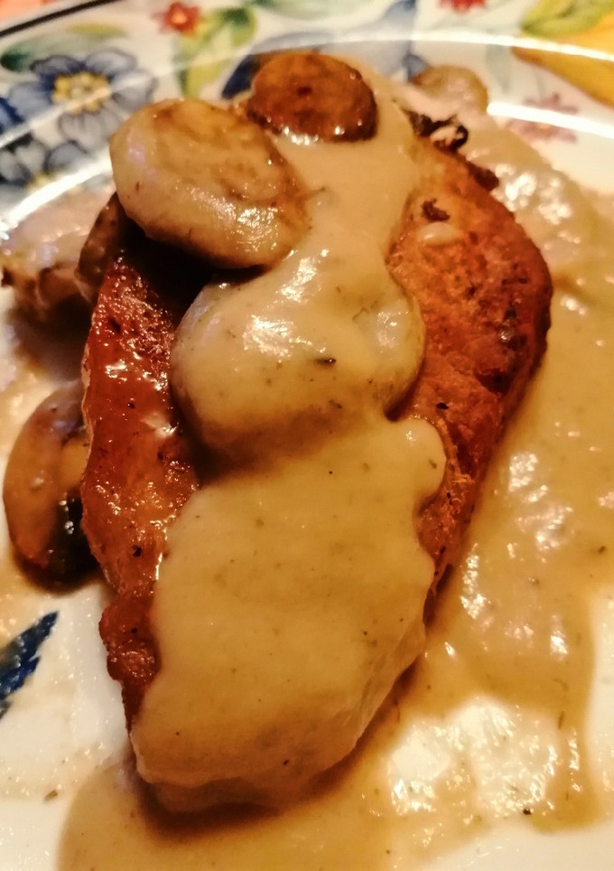 Una foto de Lomo en salsa de castañas y champiñones