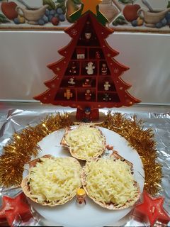 Una foto de Conchas de vieiras rellenas de gambas, cangrejo y huevos