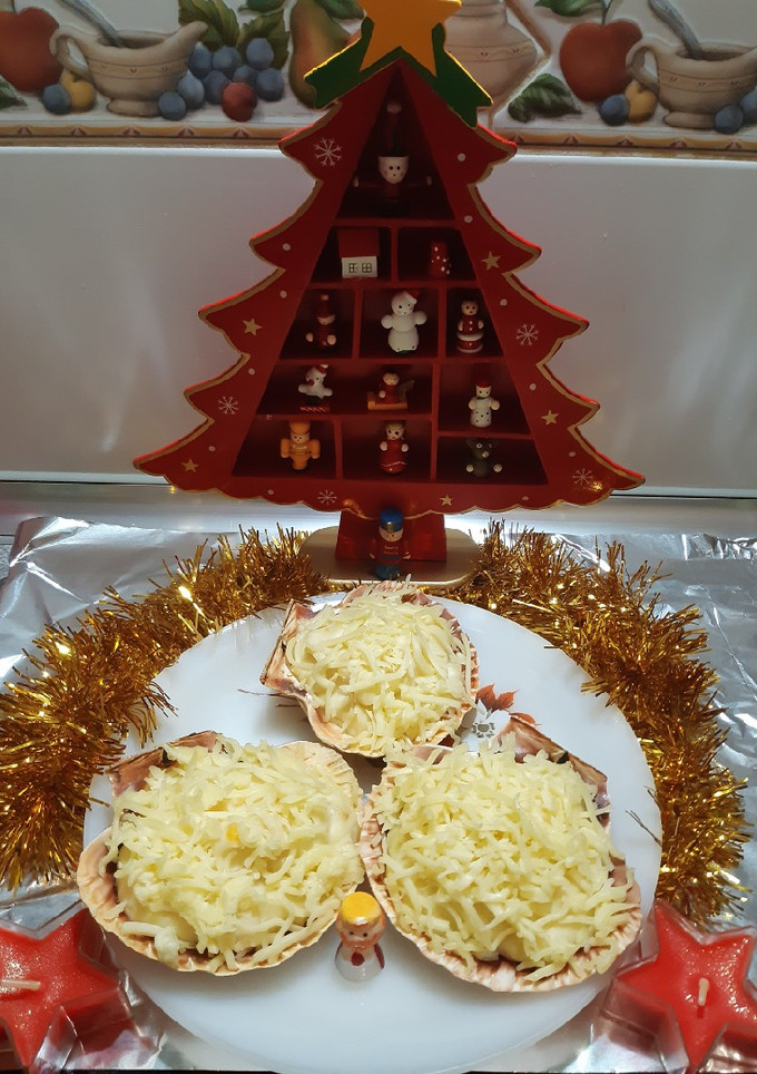 Una foto de Conchas de vieiras rellenas de gambas, cangrejo y huevos