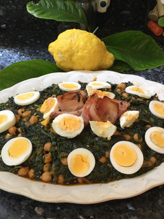 Una foto de Garbanzos con espinacas beicon y huevos duros