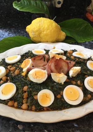 Foto principal de Garbanzos con espinacas beicon y huevos duros