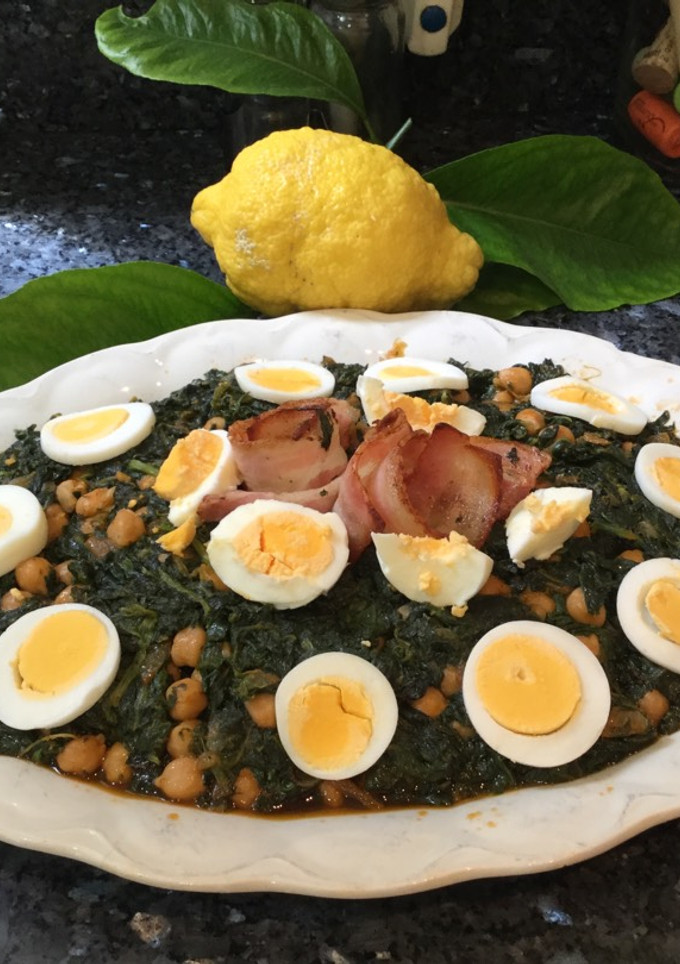Una foto de Garbanzos con espinacas beicon y huevos duros
