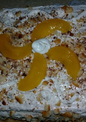 Una foto de Tortita crema, dulce de leche y durazno.❤🌺
