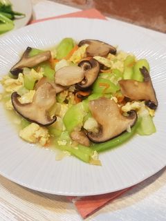 芙蓉松本茸炒絲瓜 的食譜成品照片