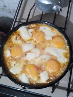 Una foto de Huevos en salsa