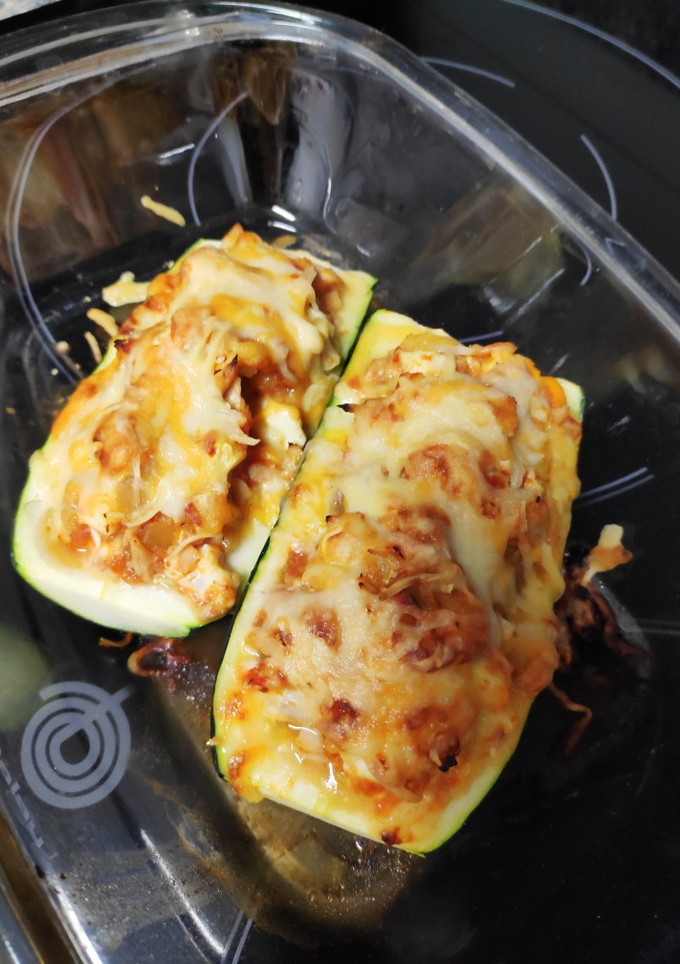 Una foto de Calabacín relleno de atún