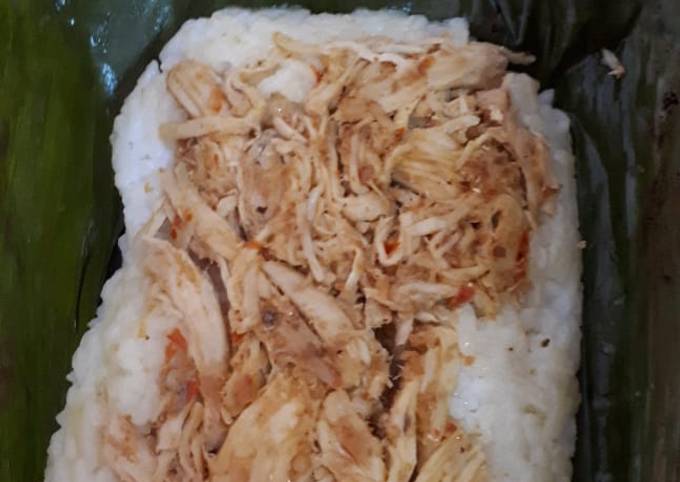 Cara membuat Nasi bakar ayam suwir