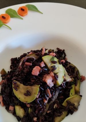 Foto di Riso venere con zucchine e salmone