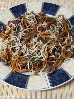 Una foto de Espaguetis con tomates secos y anchoas