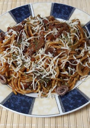 Una foto de Espaguetis con tomates secos y anchoas