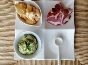 Foto di Crema di fave fresche con pepite di pecorino fritte