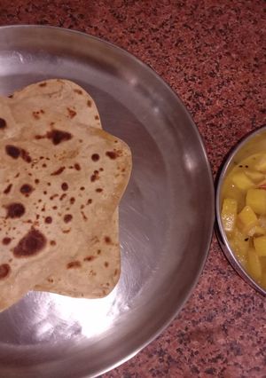 A picture of Methi Paratha with Aloo curry.