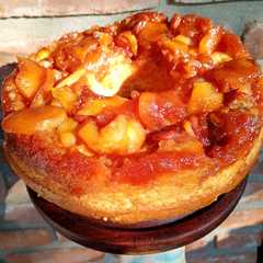A picture of Budín de manzana y banana invertido.