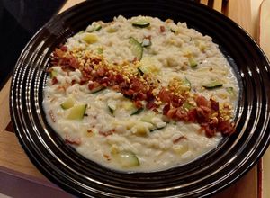 Foto di Risotto cremoso con speck croccante, zucchine e granella di nocciole 🍚