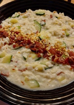 Foto di Risotto cremoso con speck croccante, zucchine e granella di nocciole 🍚