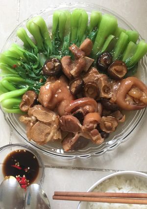 Hình của món Giò heo hầm nấm & cải thìa.
