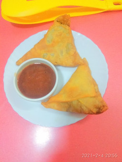 સમોસા (Samosa Recipe In Gujarati) રેસીપી મુખ્ય ફોટો