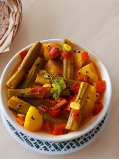 સરગવા બટાકા નું શાક(saragva bataka nu shak recipe in Gujarati) રેસીપી મુખ્ય ફોટો