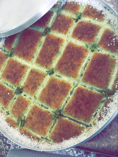 صورة لوصفة بسبوسة الفستق بالكاروهات